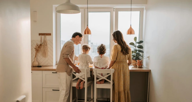 Familj i ett nystädat hem