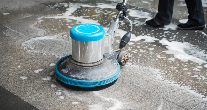 Städning av golv på ett företag