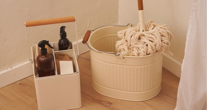 Beige skurhink och mopp med allergivänliga städprodukter
